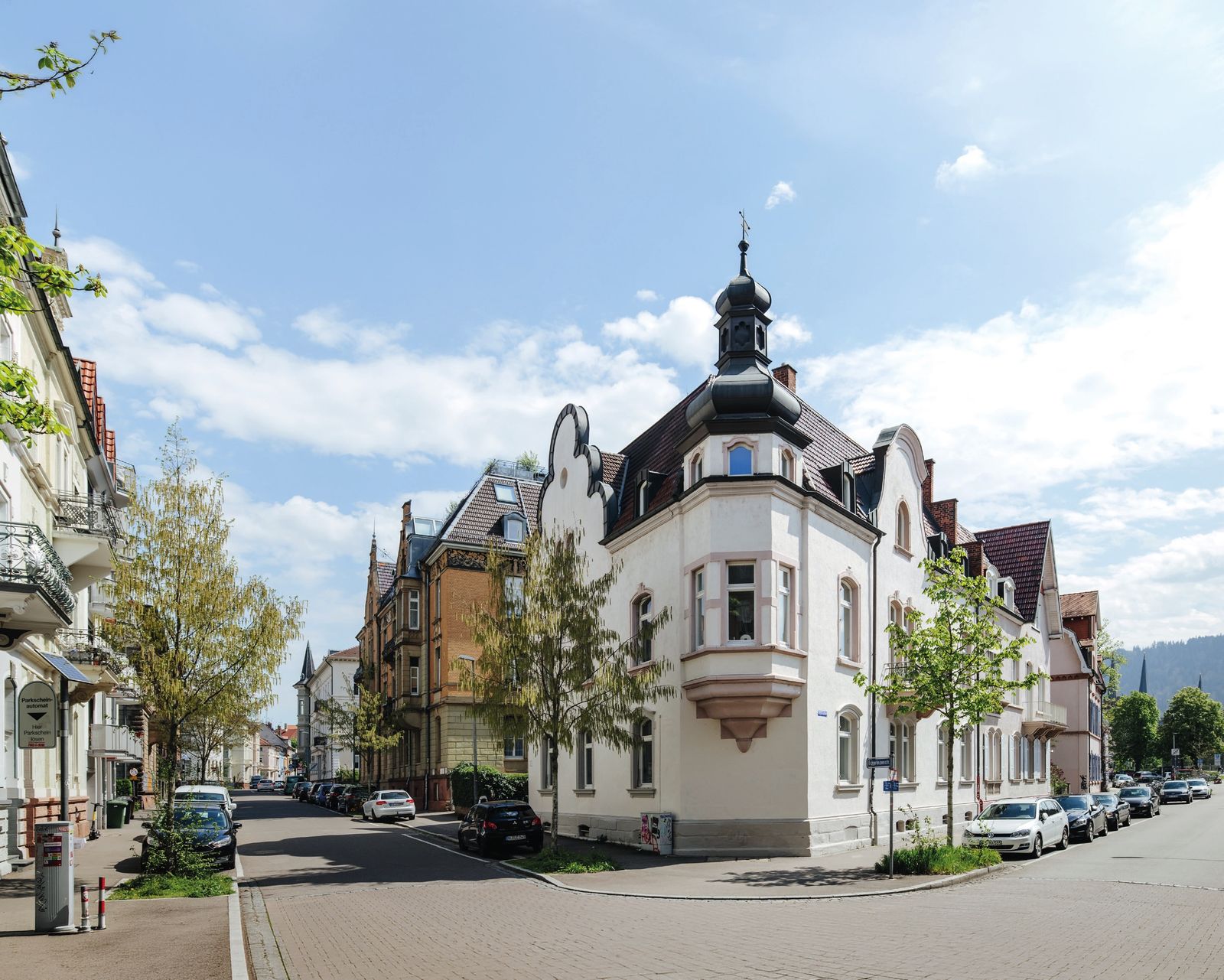 Wohnstraße mit Altbauten im Freiburger Osten